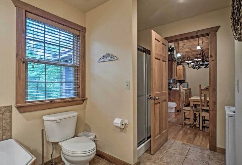 Branson West Retreat: 2 Suites W/ Ideal Location!