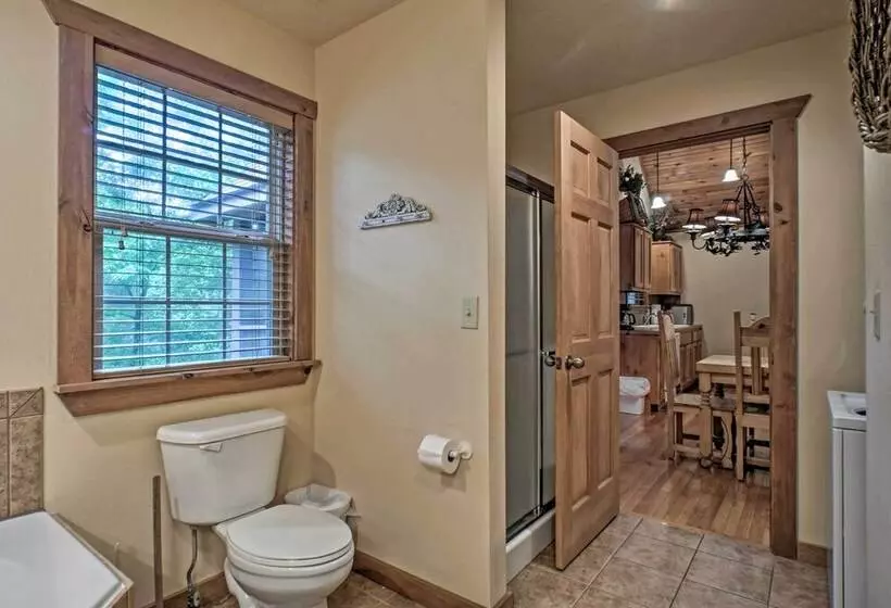 Branson West Retreat: 2 Suites W/ Ideal Location!