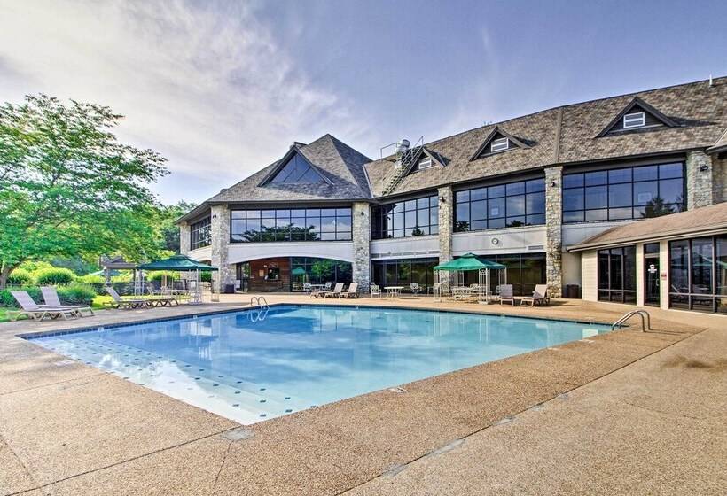 Branson West Retreat: 2 Suites W/ Ideal Location!