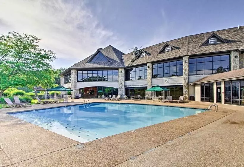 Branson West Retreat: 2 Suites W/ Ideal Location!