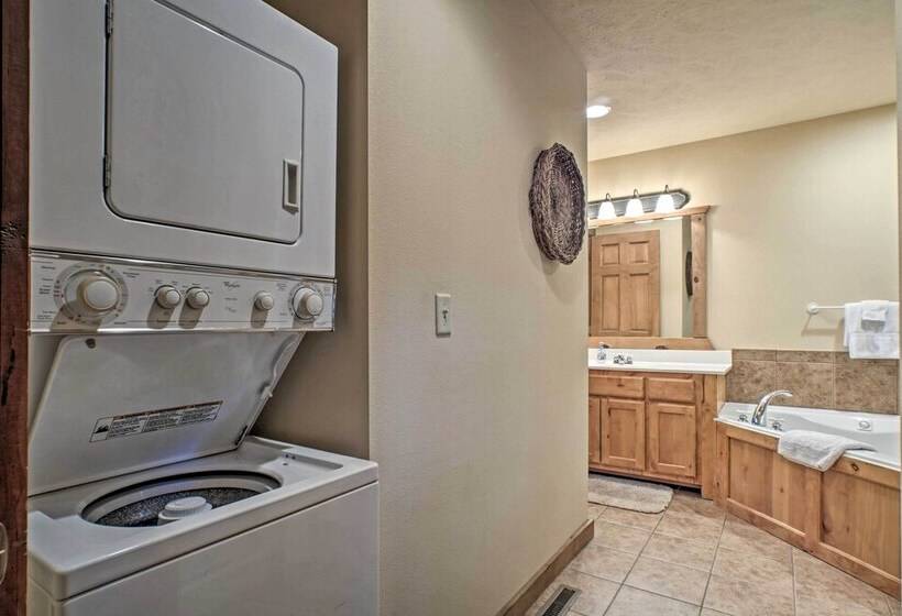 Branson West Retreat: 2 Suites W/ Ideal Location!