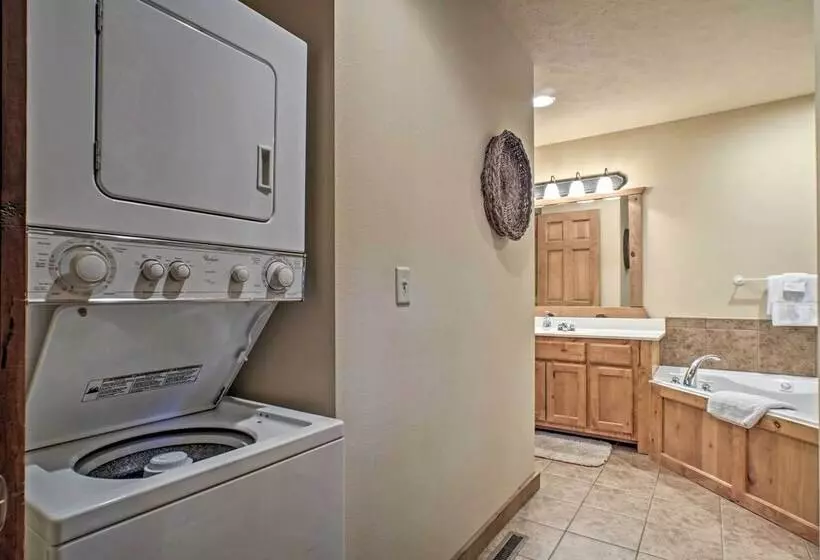 Branson West Retreat: 2 Suites W/ Ideal Location!