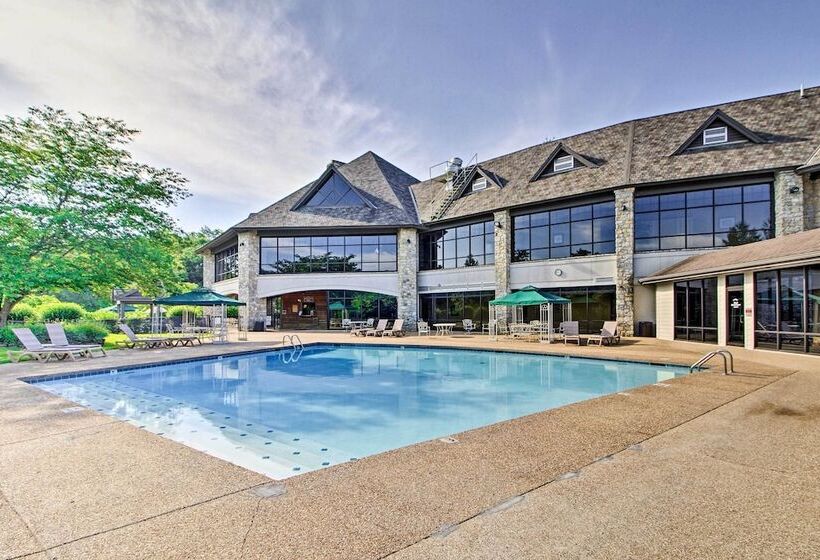 Branson West Retreat: 2 Suites W/ Ideal Location!