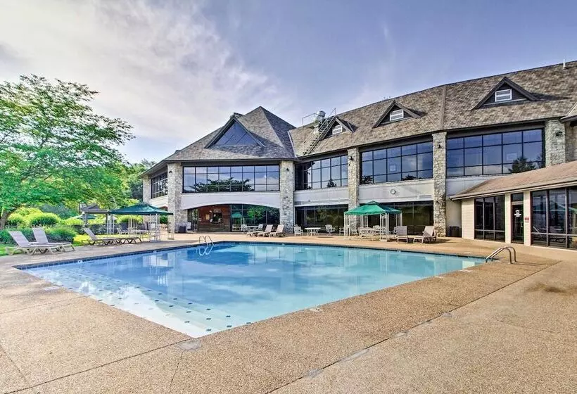Branson West Retreat: 2 Suites W/ Ideal Location!