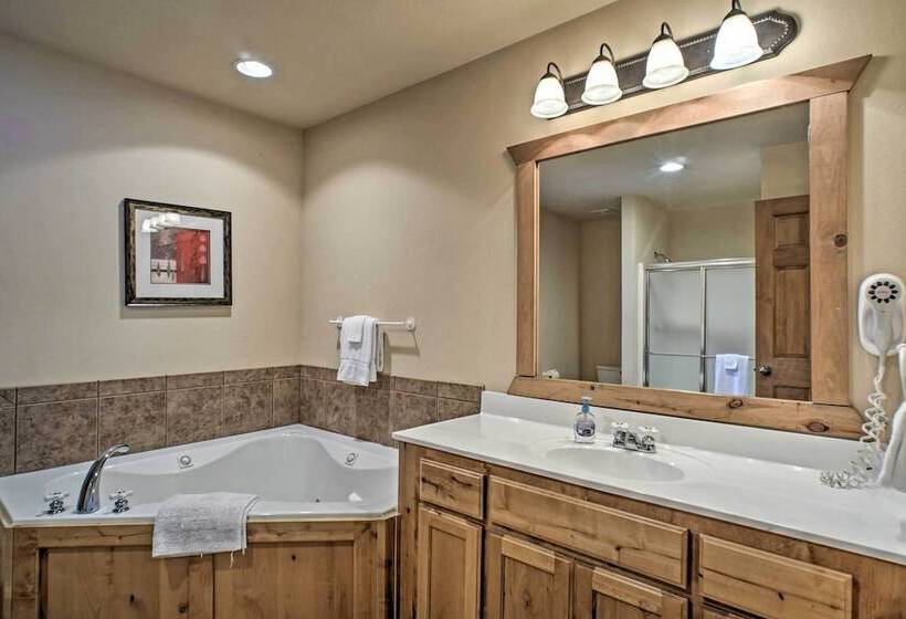 Branson West Retreat: 2 Suites W/ Ideal Location!