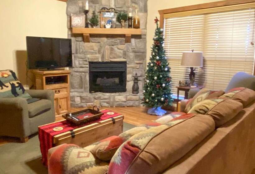 Branson West Retreat: 2 Suites W/ Ideal Location!