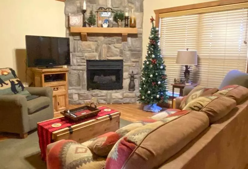 Branson West Retreat: 2 Suites W/ Ideal Location!
