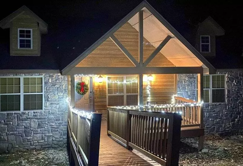 Branson West Retreat: 2 Suites W/ Ideal Location!