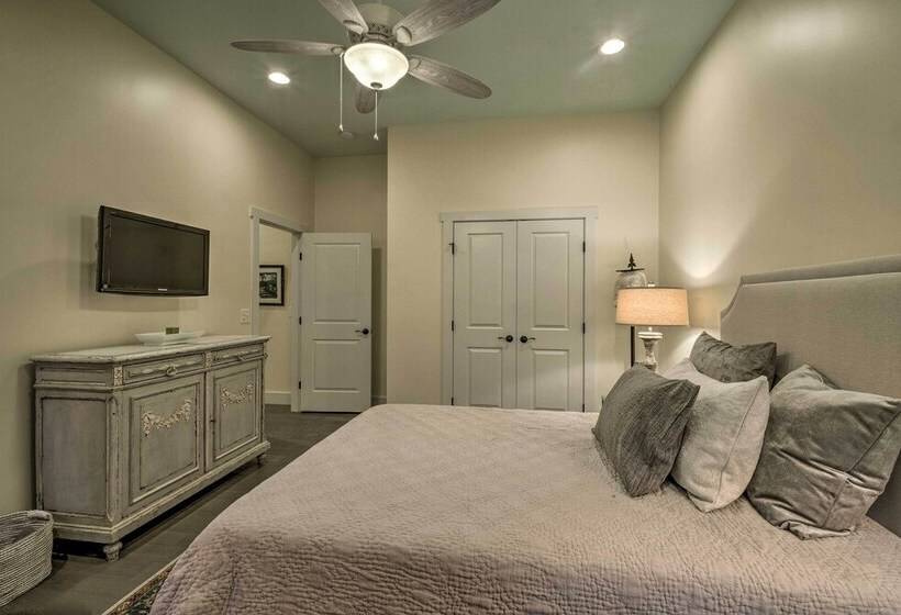 Charming Fairview Home On 40 Acre Horse Farm!