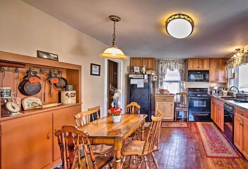 Victorian Home W/ Porch: 6 Mi To Hickory Run Park!