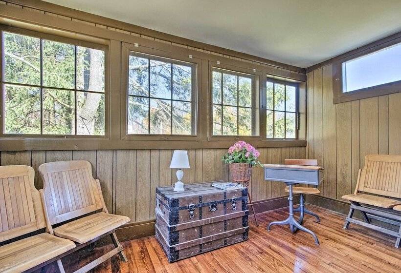 Victorian Home W/ Porch: 6 Mi To Hickory Run Park!