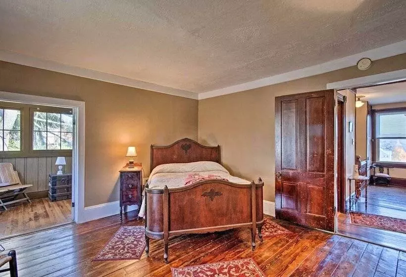 Victorian Home W/ Porch: 6 Mi To Hickory Run Park!