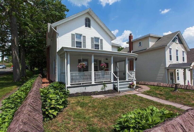 Victorian Home W/ Porch: 6 Mi To Hickory Run Park!