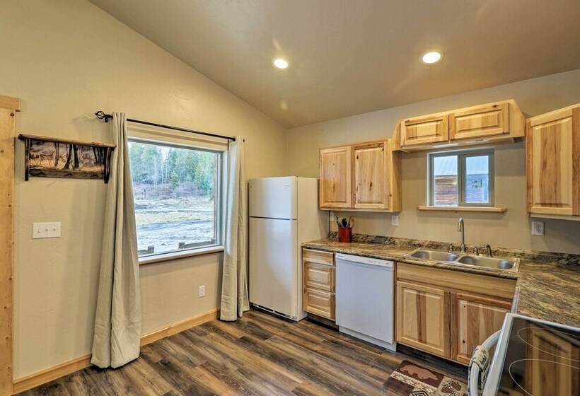 Cozy Cabin W/ Fire Pit & Bbq: 7mi To West Glacier!