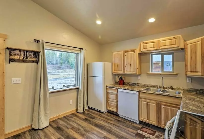 Cozy Cabin W/ Fire Pit & Bbq: 7mi To West Glacier!