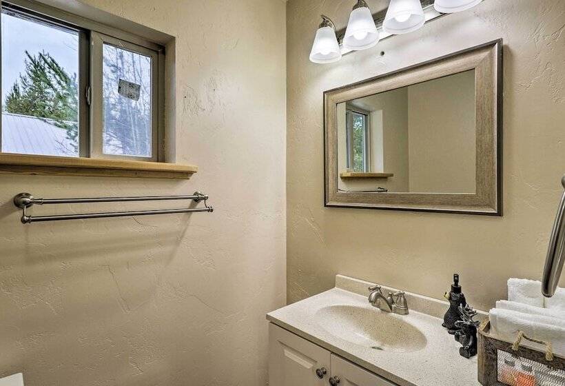 Cozy Cabin W/ Fire Pit & Bbq: 7mi To West Glacier!