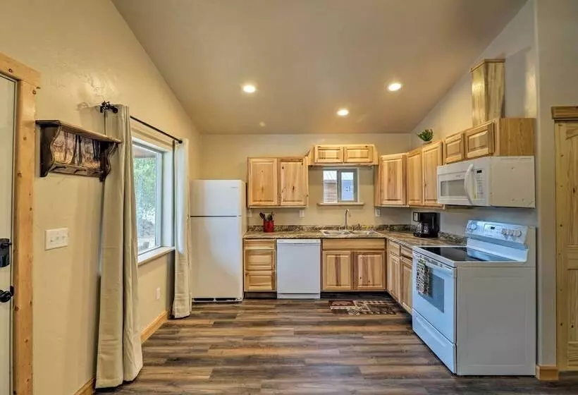 Cozy Cabin W/ Fire Pit & Bbq: 7mi To West Glacier!