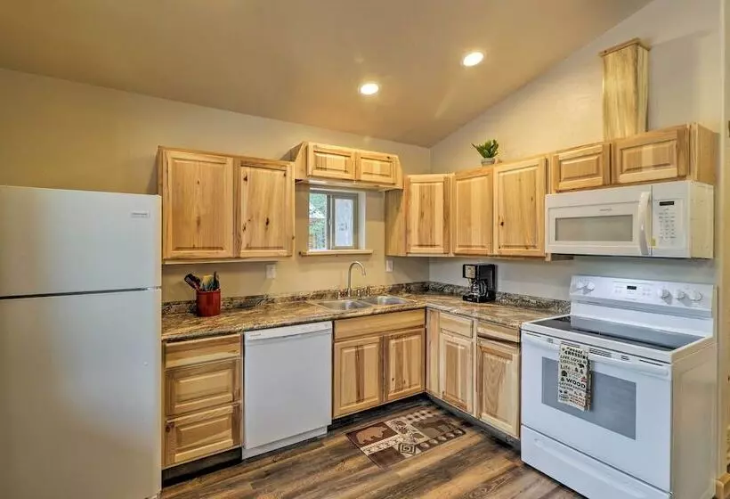 Cozy Cabin W/ Fire Pit & Bbq: 7mi To West Glacier!