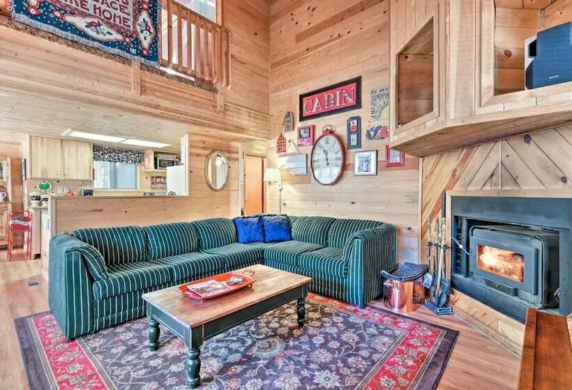 Cozy Cabin W/ Fireplace, Covered Deck & Gas Grill!