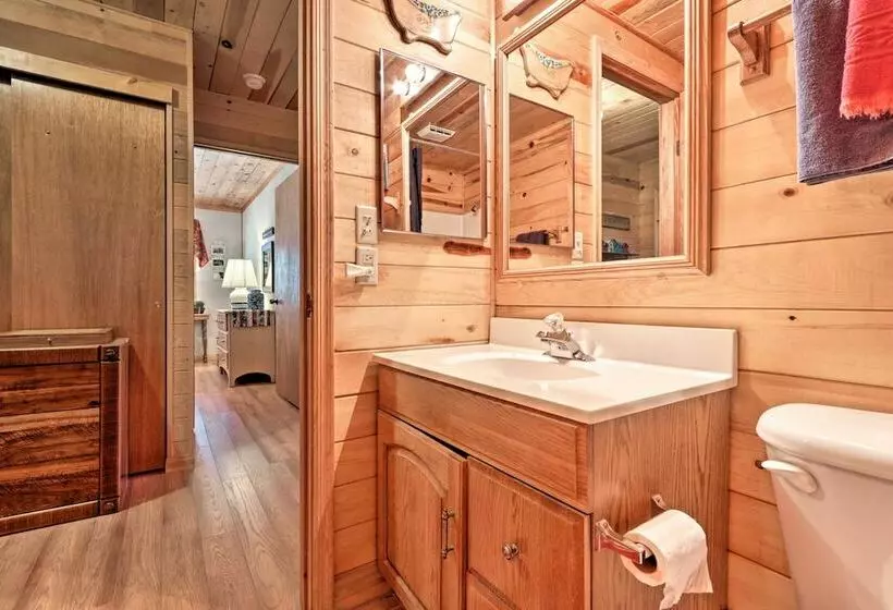 Cozy Cabin W/ Fireplace, Covered Deck & Gas Grill!