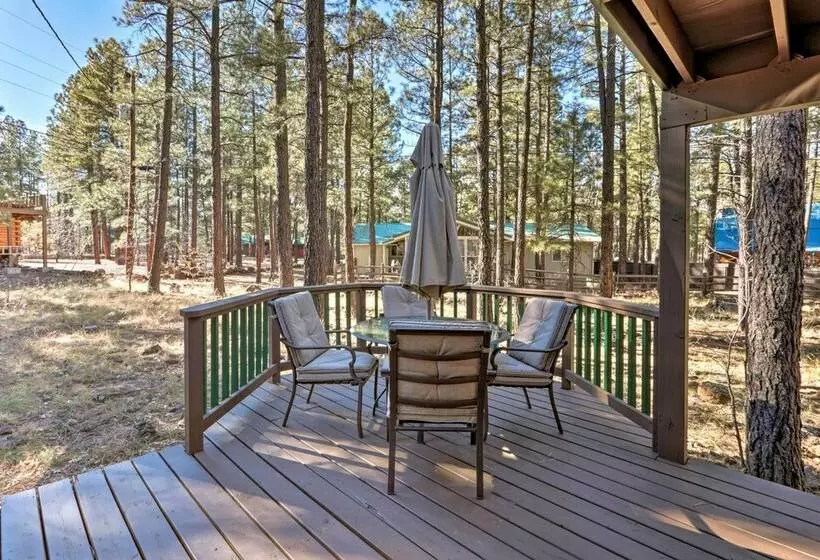 Cozy Cabin W/ Fireplace, Covered Deck & Gas Grill!