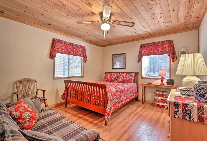 Cozy Cabin W/ Fireplace, Covered Deck & Gas Grill!