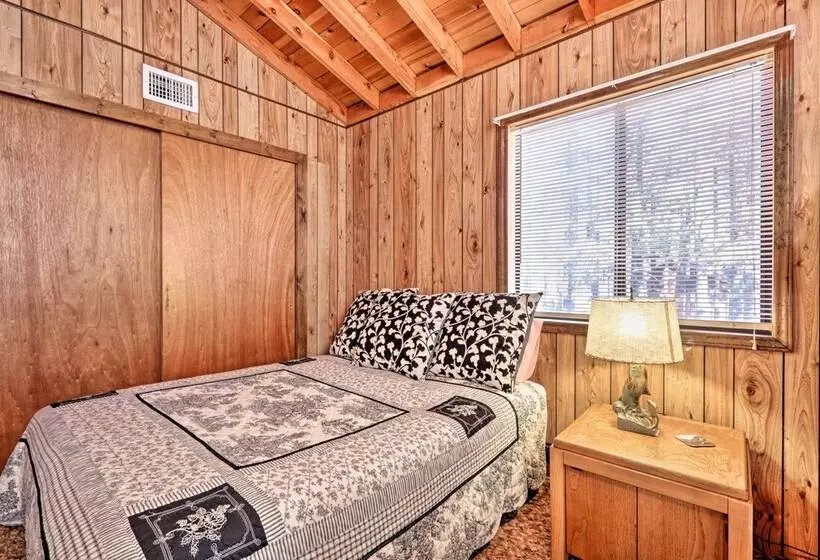 Cozy Cabin W/ Fireplace, Covered Deck & Gas Grill!