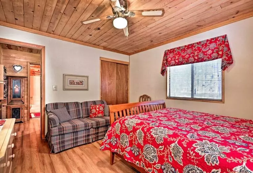 Cozy Cabin W/ Fireplace, Covered Deck & Gas Grill!