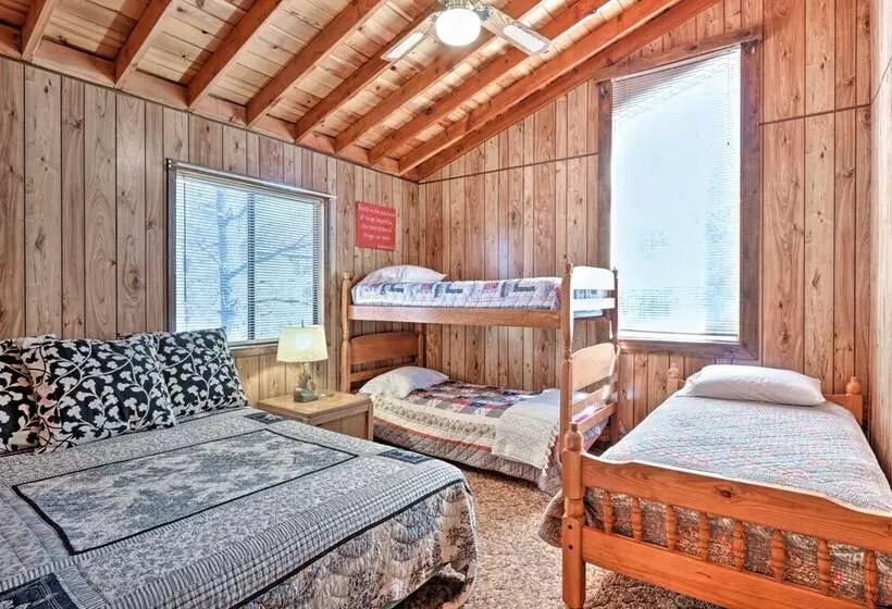 Cozy Cabin W/ Fireplace, Covered Deck & Gas Grill!