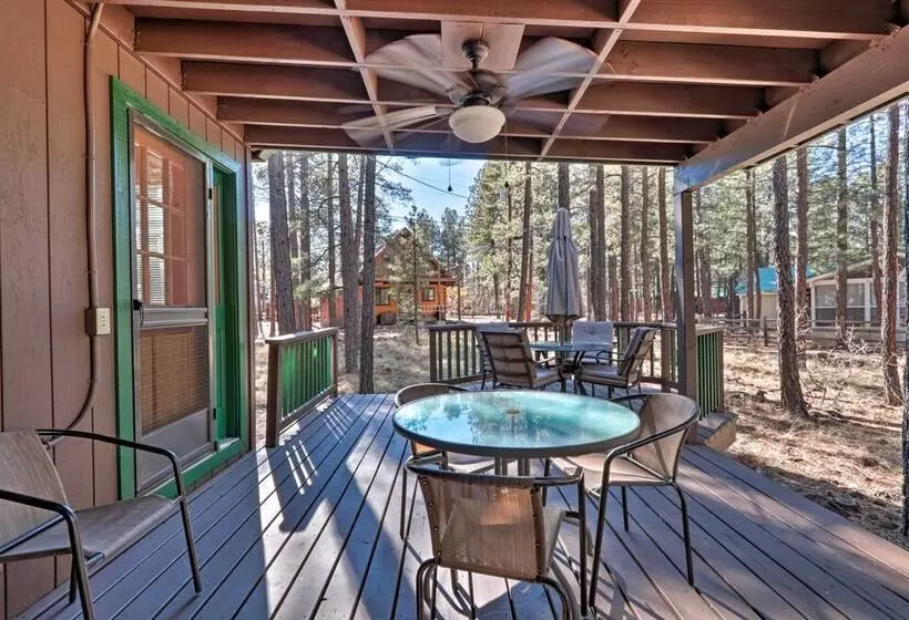 Cozy Cabin W/ Fireplace, Covered Deck & Gas Grill!