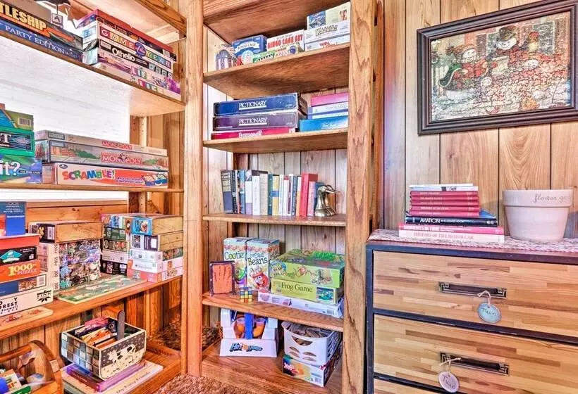 Cozy Cabin W/ Fireplace, Covered Deck & Gas Grill!