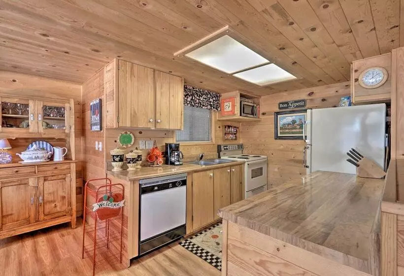 Cozy Cabin W/ Fireplace, Covered Deck & Gas Grill!