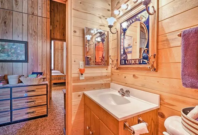 Cozy Cabin W/ Fireplace, Covered Deck & Gas Grill!