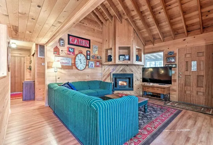 Cozy Cabin W/ Fireplace, Covered Deck & Gas Grill!