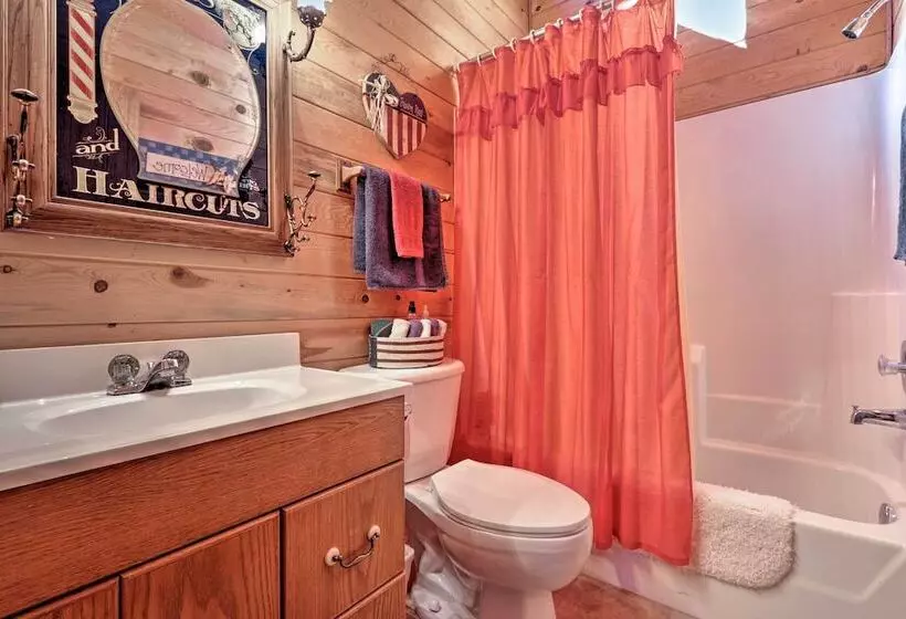 Cozy Cabin W/ Fireplace, Covered Deck & Gas Grill!