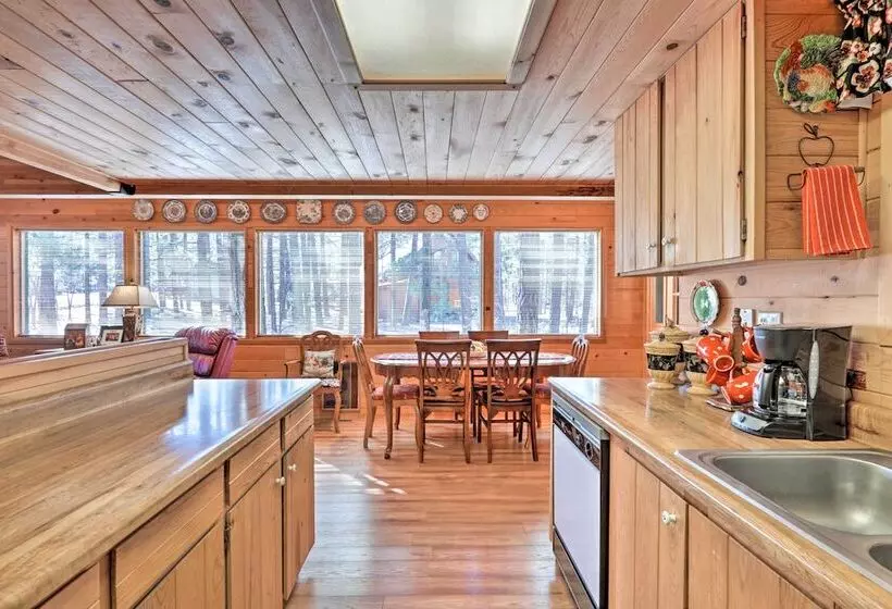 Cozy Cabin W/ Fireplace, Covered Deck & Gas Grill!