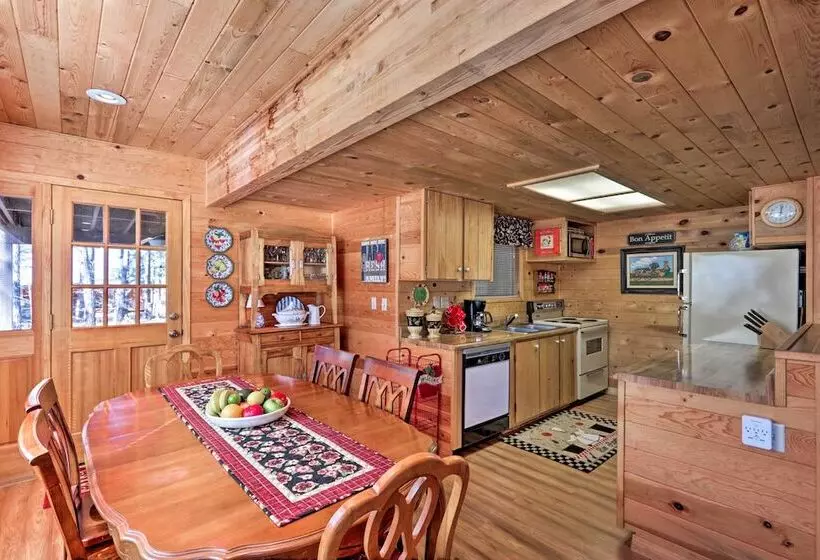 Cozy Cabin W/ Fireplace, Covered Deck & Gas Grill!