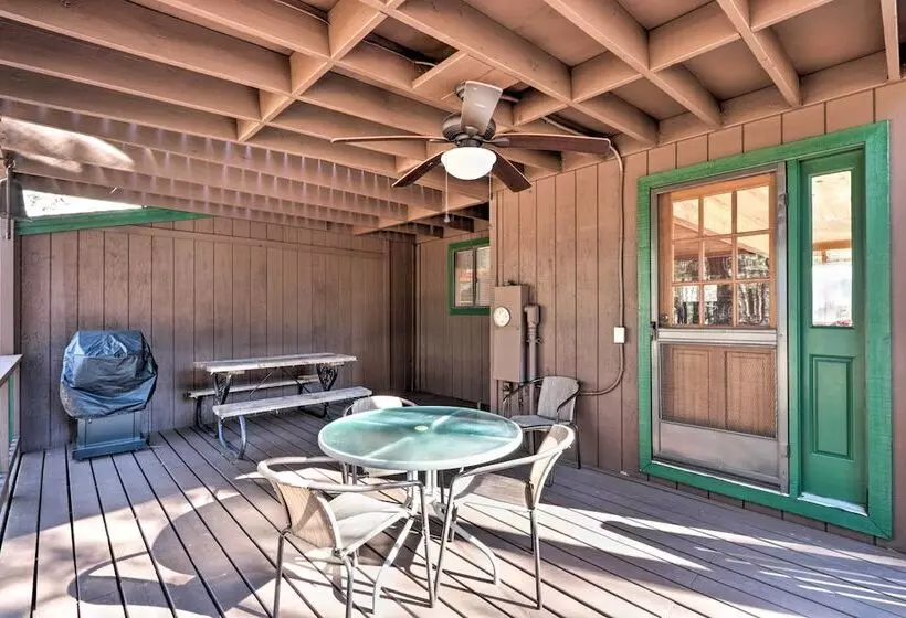 Cozy Cabin W/ Fireplace, Covered Deck & Gas Grill!