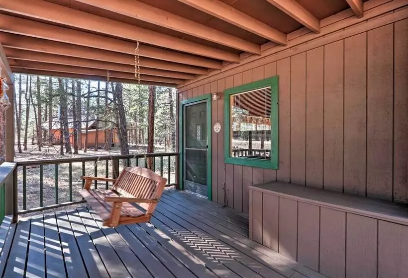 Cozy Cabin W/ Fireplace, Covered Deck & Gas Grill!