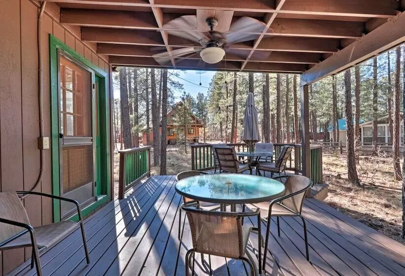 Cozy Cabin W/ Fireplace, Covered Deck & Gas Grill!