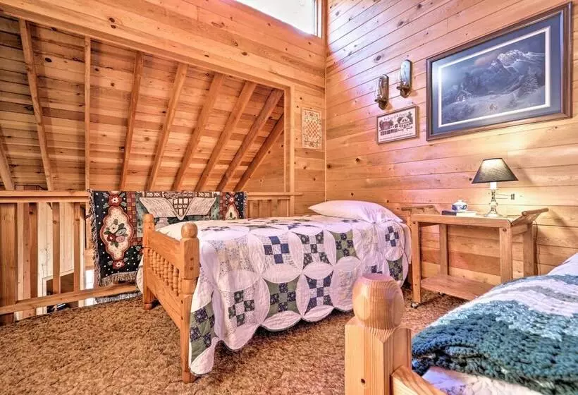 Cozy Cabin W/ Fireplace, Covered Deck & Gas Grill!