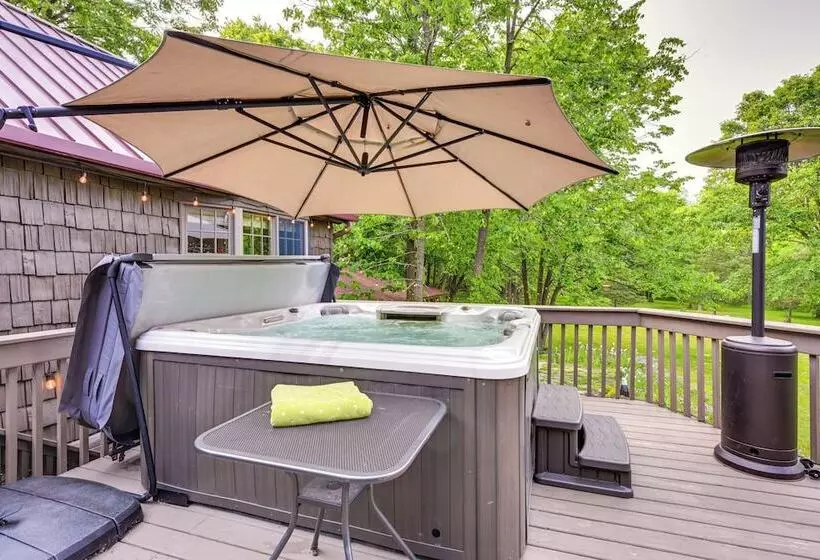 Custom Built Clarklake Cabin: Sauna & Cold Plunge!