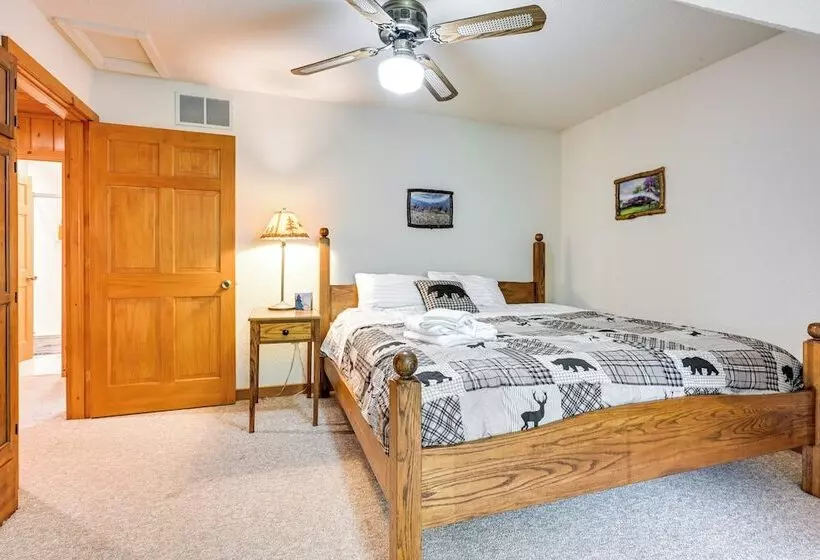 Custom Built Clarklake Cabin: Sauna & Cold Plunge!