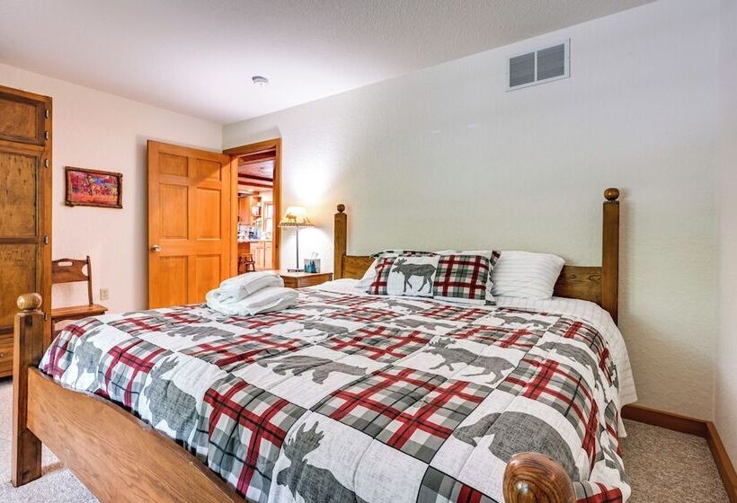 Custom Built Clarklake Cabin: Sauna & Cold Plunge!