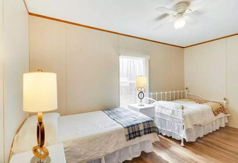 Cozy Louisa Cottage Stay W/ Fire Pit!