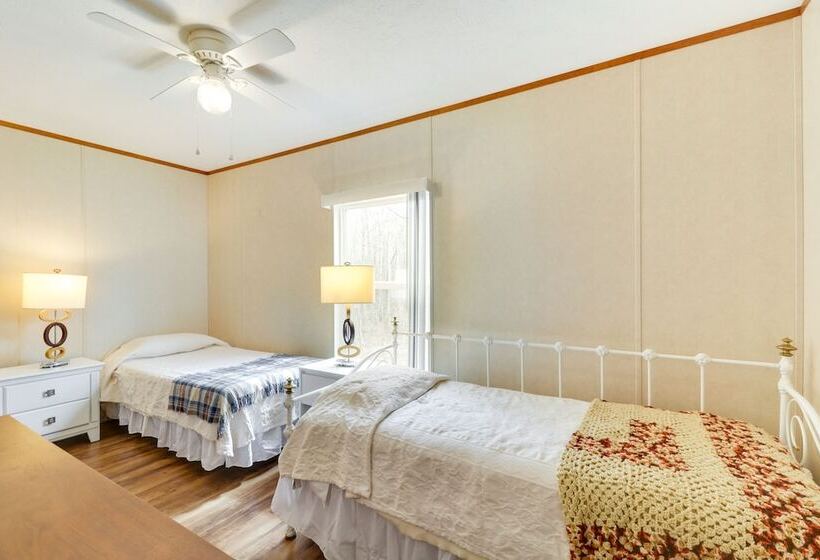 Cozy Louisa Cottage Stay W/ Fire Pit!