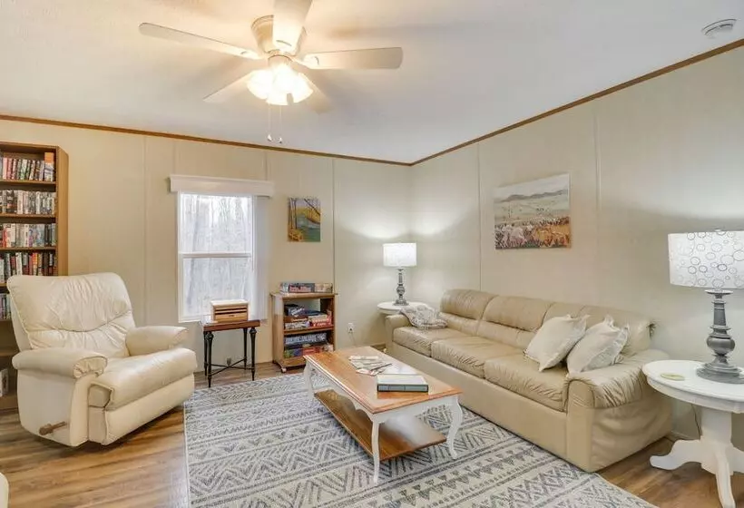 Cozy Louisa Cottage Stay W/ Fire Pit!