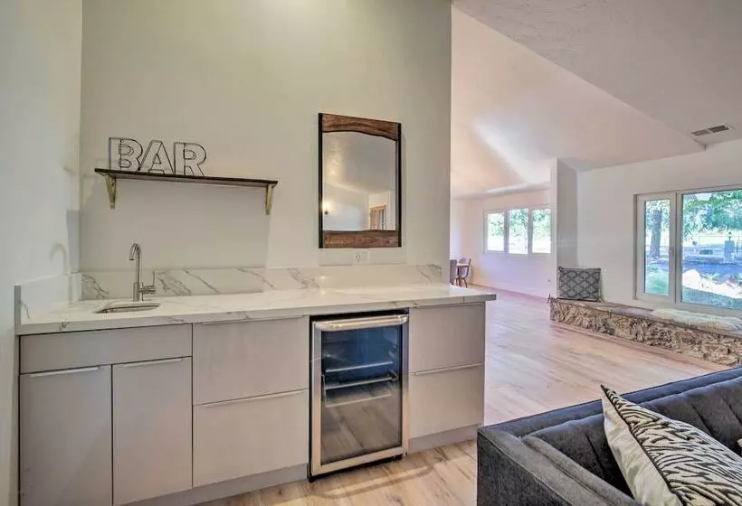 Family Retreat   Private Tennis Court & Game Room