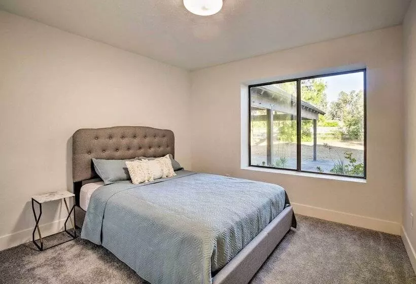 Family Retreat   Private Tennis Court & Game Room