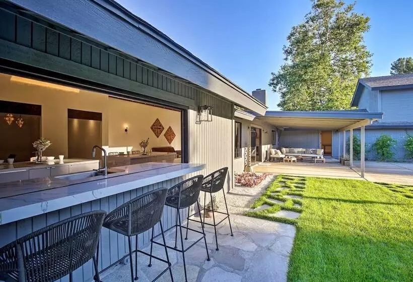 Family Retreat   Private Tennis Court & Game Room